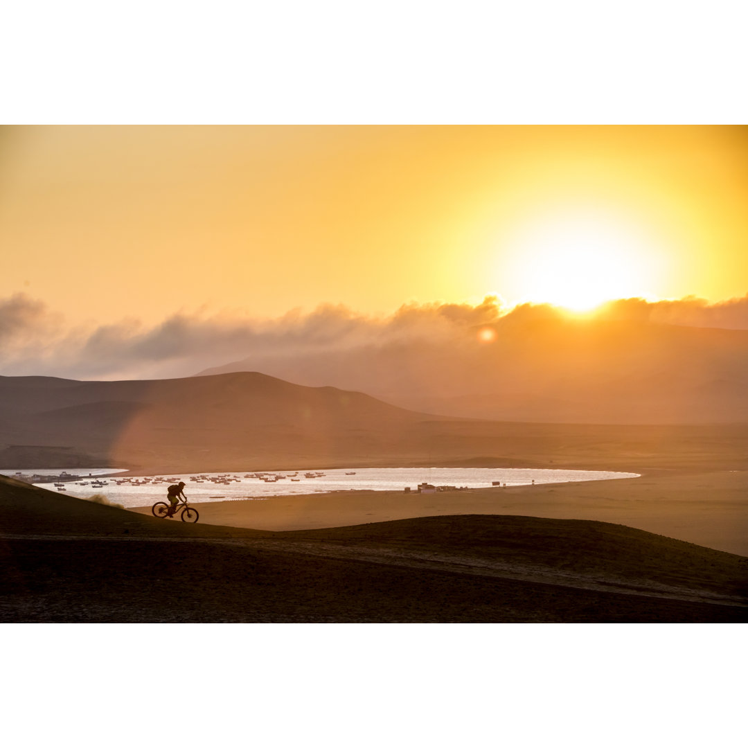 Mountainbiker Silhouette im Sonnenuntergang von VisualCommunications - Leinwandbild