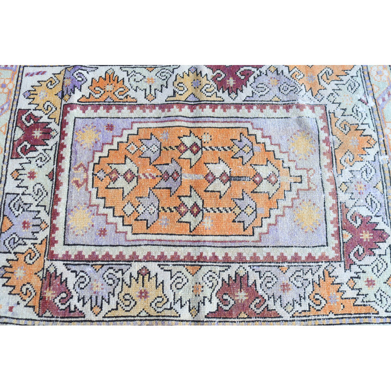 Tapis traditionnel turc avec un motif complexe tissé à la main dans des tons rouge vif et terreux pour une décoration intérieure élégante