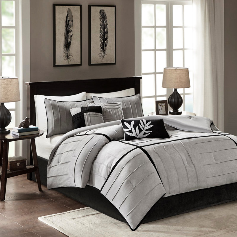 Literie en faux suède gris pour grand lit - 7 pièces avec un design élégant et une texture douce pour une chambre à coucher relaxante