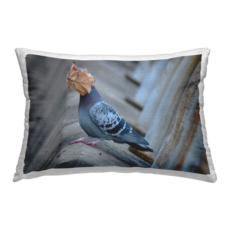 Coussin d'extérieur à imprimé amusant "Pigeon et feuille" par John Speirs