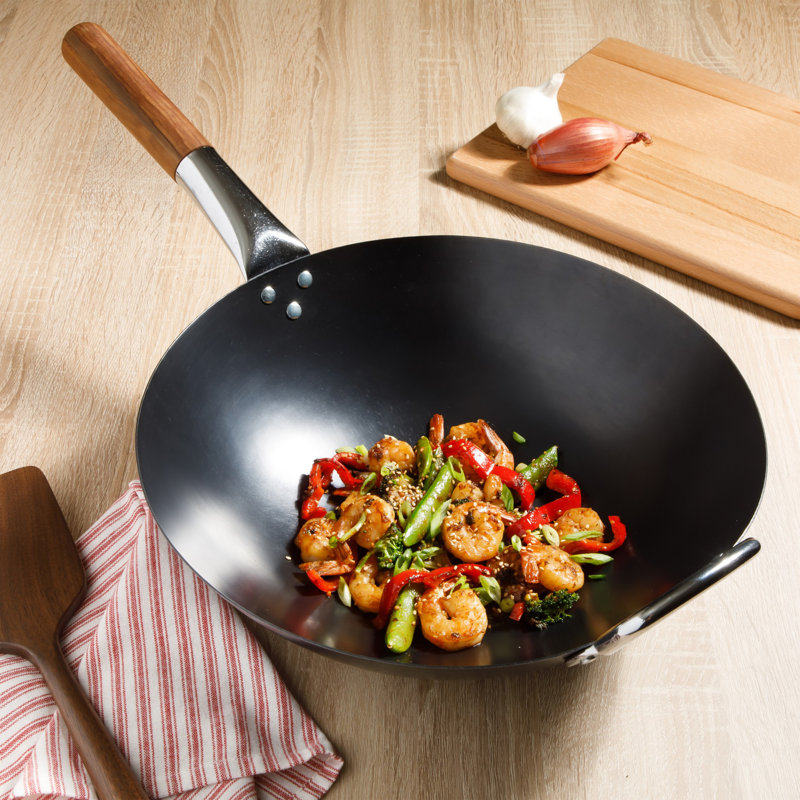 Wok à fond plat en acier au carbone Quick Fire de 13,5 po Sur La Table Kitchen Essentials