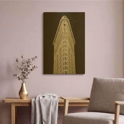 «Flatiron Building on Black» par Wild Apple Portfolio, art mural en métal doré, 16 po x 24 po