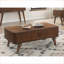 Table basse à finition noyer avec 2 portes tambour et amp; Tablettes pour le salon, rangement peu encombrant