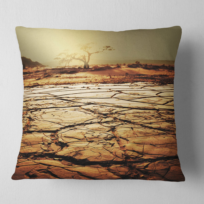 Coussin Lonely Tree in Drought Land, 16 po x 1 po, Coussin décoratif