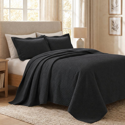Superior Solitaire Waffled Matelassé Bedspread Set with Shams