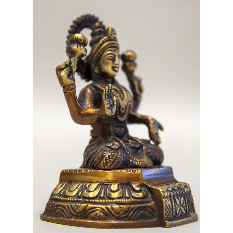 Laxmi assis sur une base antique