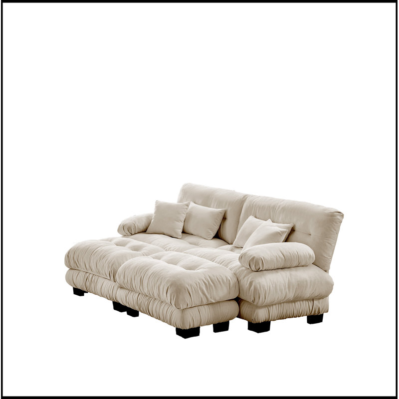Luxueux canapé en chenille avec plusieurs coussins pour le salon, améliorant le confort et le style
