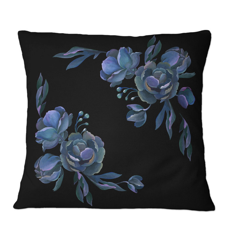 Bouquet de fleurs grises et bleues, feuilles sur fond noir - coussin traditionnel imprimé, 18 po x 18 po