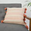 Coussin décoratif bohème en coton orange et crème tissé à la main avec pompons