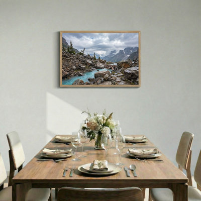 Tableau sur toile représentant une rivière turquoise avec des rochers gris et des pins