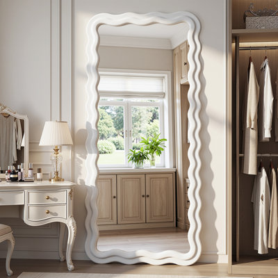 Miroir irrégulier pleine longueur ondulé avec cadre enveloppé de flanelle
