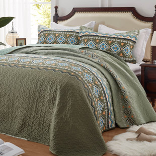 Quilt Set - Lightweight Microfiber Bedspread & 1 Pillow Sham, Burnt Orange Rust Aztec Boho Pattern, Oversized 68x86 Inches, All-Season Bed Cover