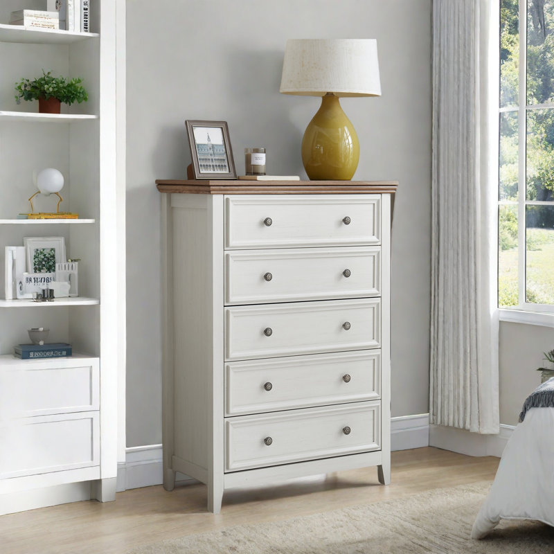 Commode moderne avec 5 tiroirs, poignées en métal et surface en grain de bois Jazmina