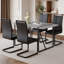 Ensemble de table et de chaises. Table de salle à manger moderne en bois aggloméré texturé en marbre gris minimaliste moderne avec structure en métal et chaises en polyuréthane avec pieds arqués.-855284827-855284826