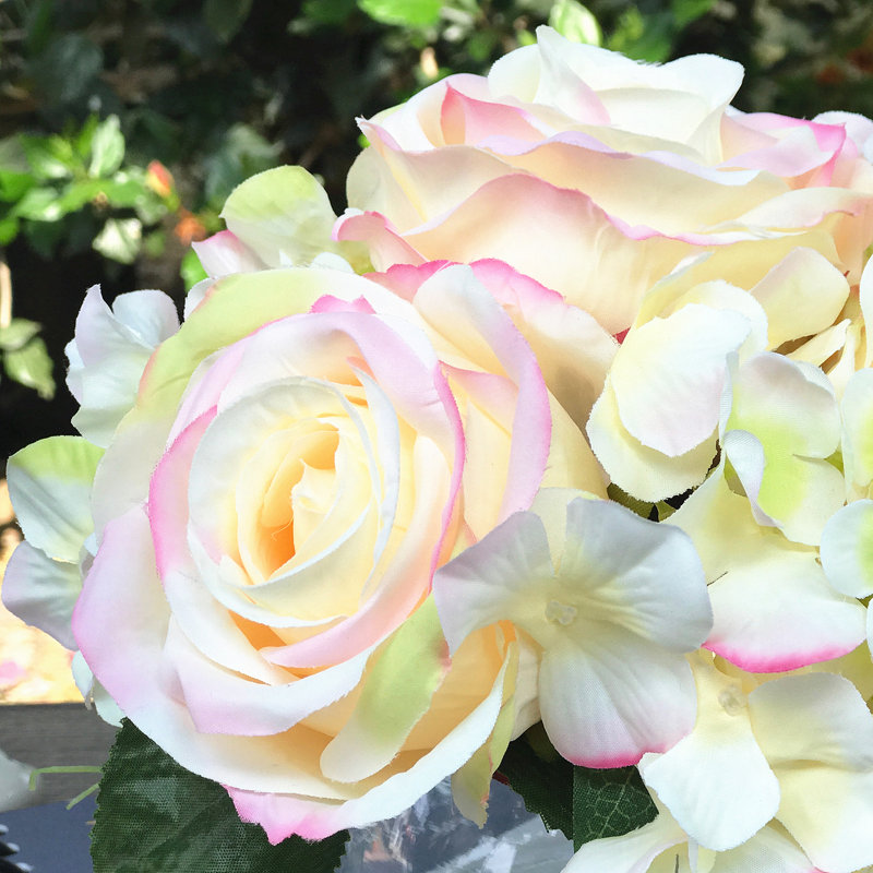 Pièce maîtresse en soie hortensia et rose en vase, Rosé
