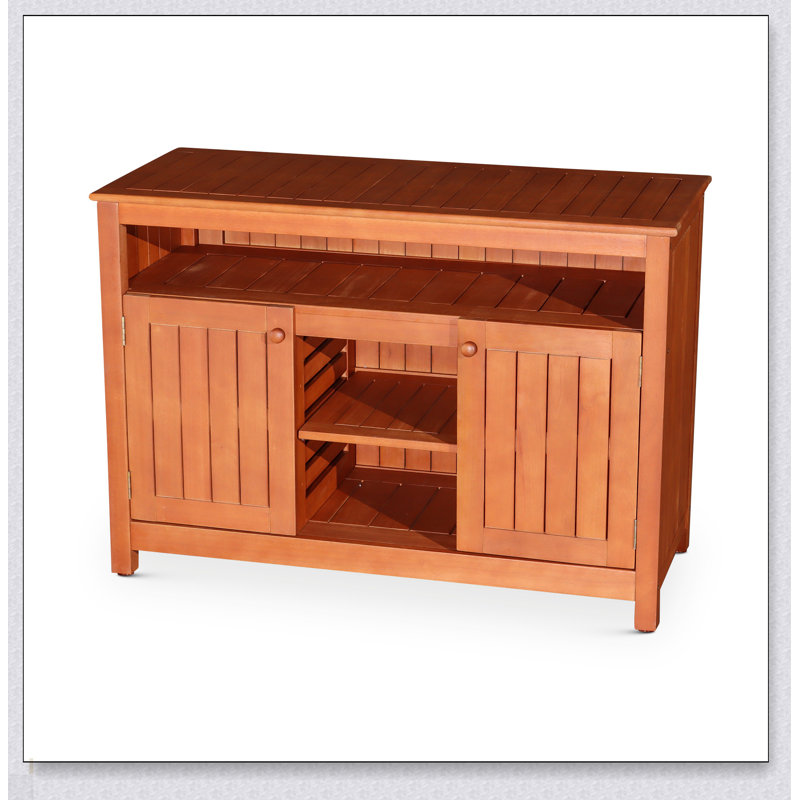 Buffet en eucalyptus avec beaucoup de rangement et finition à l'huile naturelle, parfait pour un décor écologique et élégant.