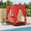  Double chaise longue de patio avec toit et rideaux en rotin de polyester brun-2077471121