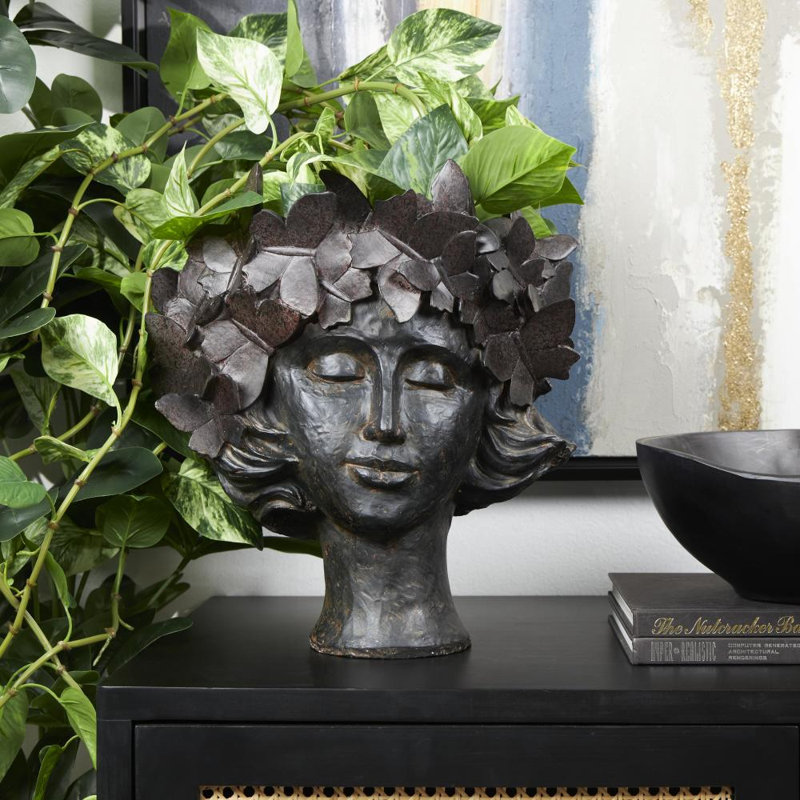Figurine de femme en résine avec une large ouverture et des accents papillon