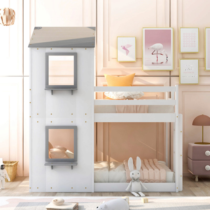 Lit superposé simple au-dessus d'un lit simple en bois avec toit, fenêtre, garde-corps et échelle