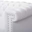 Canapé 3 places blanc glamour, orné de clous décoratifs et bas pour un salon luxueux, 83 po L x 32 po P x 26 po H, revêtement classique en PU avec dossier confortable.