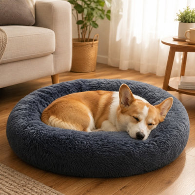 Lit confortable gris en forme de beigne avec matériau ultra-doux et soutien pour le cou, offert en 3 tailles pour chiens et chats de petite, moyenne et grande taille ; lavable à la machine, la taille affichée étant de 24''L x 24''l x 8''H.
