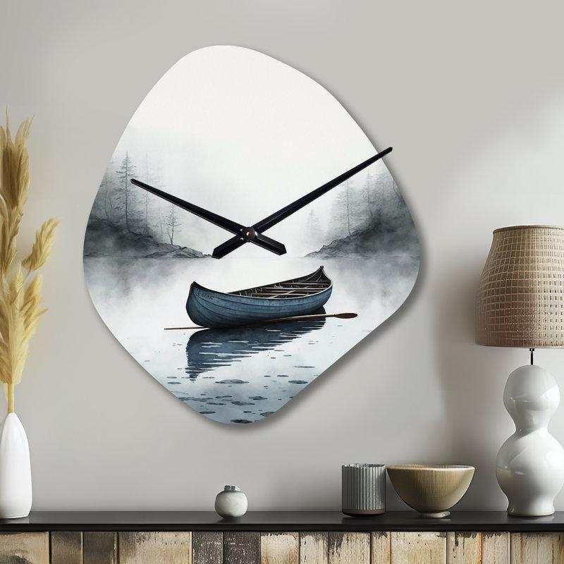 «Canoe On The Lake I» - horloge en métal traditionnelle de forme unique, impression d'horloge asymétrique, Grand