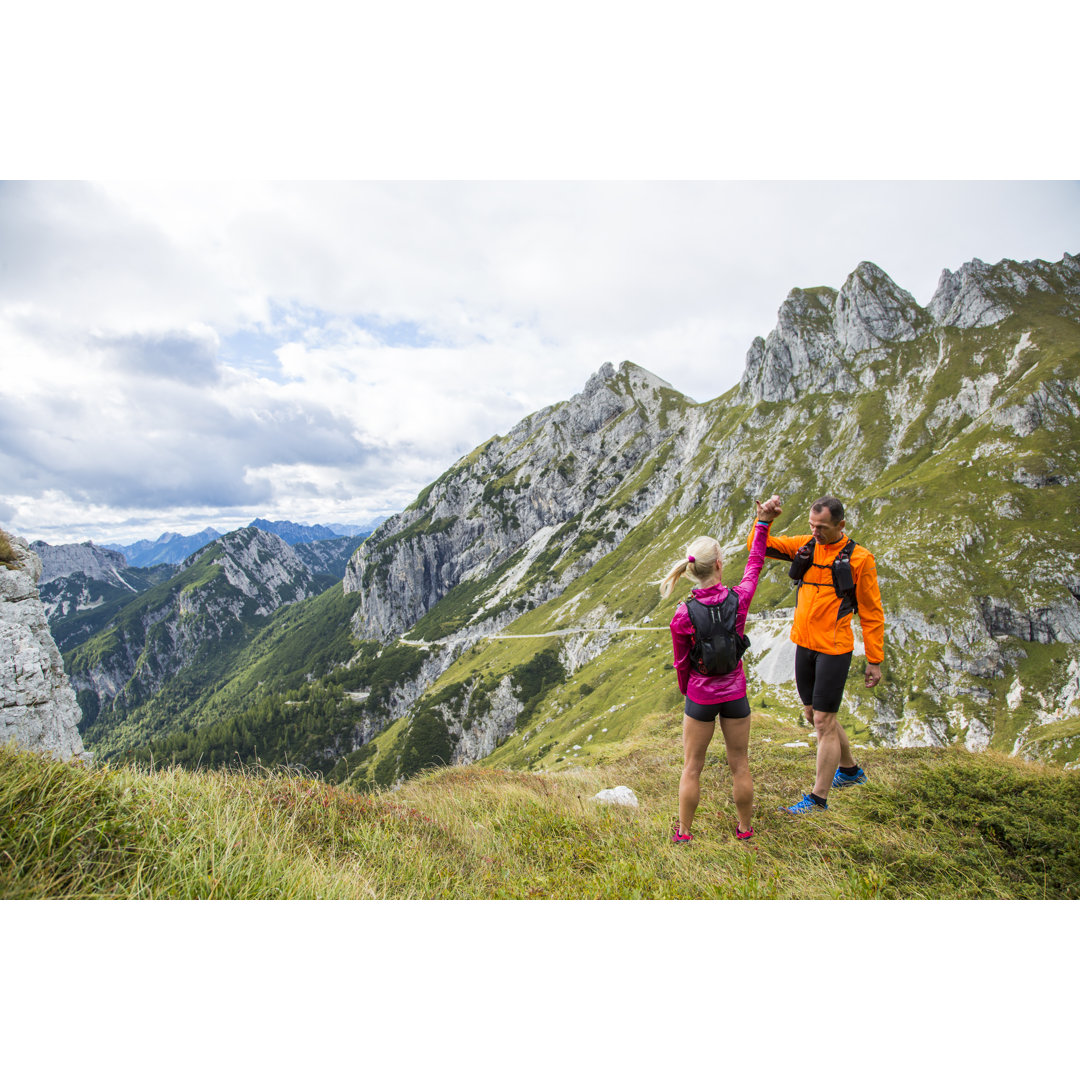 Pärchen auf dem Gipfel des Berges von Tomazl - Ohne Rahmen auf Leinwand drucken