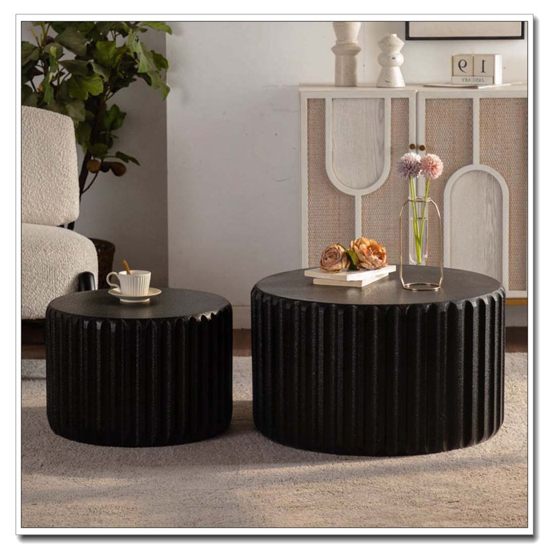 Ensemble de tables basses rondes noires festonnées