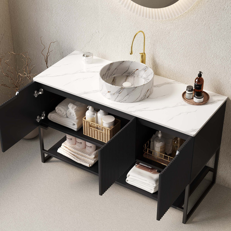 Meuble-lavabo autoportant de 48 pouces avec lavabo en céramique, comptoir en pierre frittée, armoire à trois portes, tablette ouverte et quincaillerie à fermeture en douceur pour un rangement durable, spacieux et nécessitant peu d'entretien.