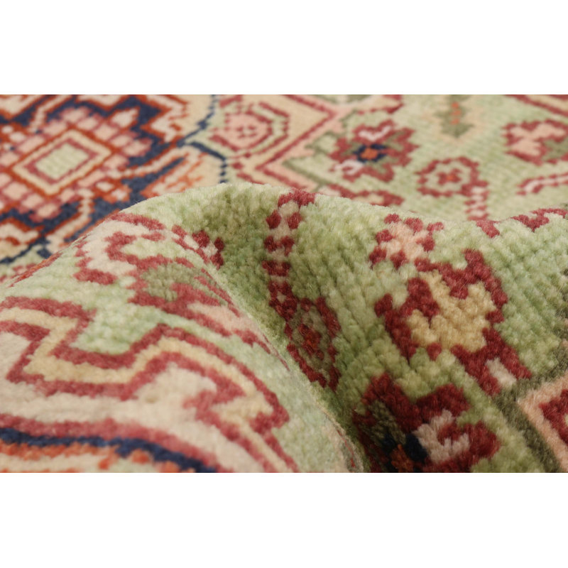 Tapis vert clair Serapi Heritage 2 pi 7 po x 19 pi 7 po