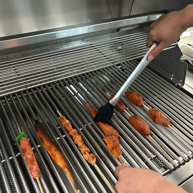 Outils de barbecue en acier inoxydable - Spatule, brosse, pinces pour toutes sortes de recettes Accessoires polyvalents