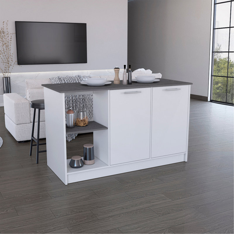 Îlot de cuisine avec grand comptoir, tablettes de rangement ouvertes et armoire à deux portes