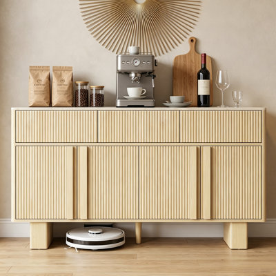 Buffet à quatre portes cannelées de 141 cm de large avec étagères réglables, idéal pour la salle à manger, le salon ou le couloir.
