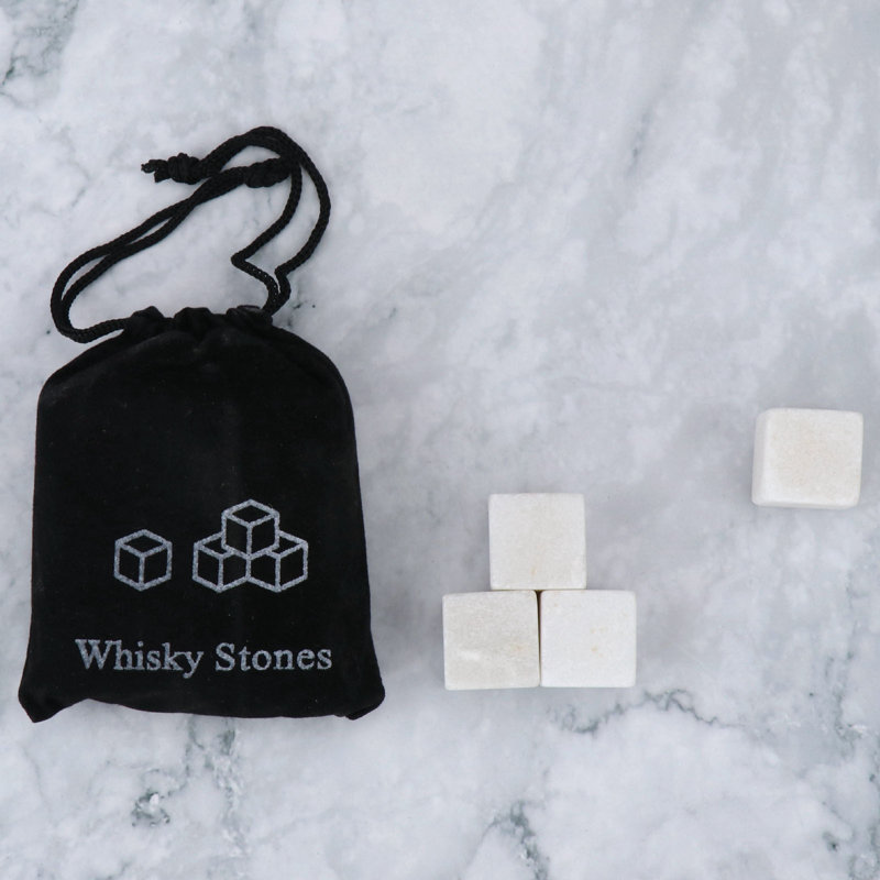 Un ensemble de 4 pierres de refroidissement uniques avec pochette en velours réutilisable A Granite Whiskey Stones, White