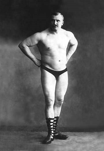 Reproduction de photo sur les mains sur les mains de hips bodybuilder