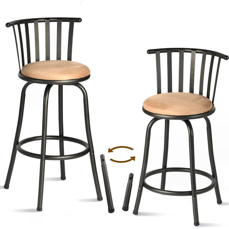 Ensemble de deux chaises de bar pivotantes à dossier bas en fer et en similicuir brun et noir