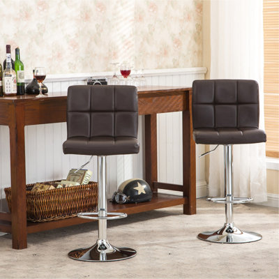 Tabouret de bar brun de 2 avec pivot. Similicuir à siège réglable hydraulique. Et la base. Fonction pivotante à 360 degrés. Mousse injectée pour plus de confort. L 17,5 po x P 17,5 po - H 43,5 po 2. Rembourrage en cuir et en mousse.