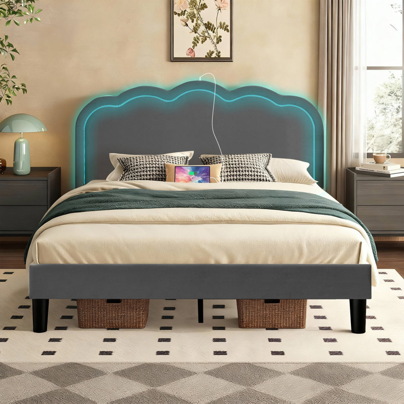 Structure de lit grand avec lumière DEL et station de charge, lit plateforme avec tête de lit tapissier, aucun sommier requis