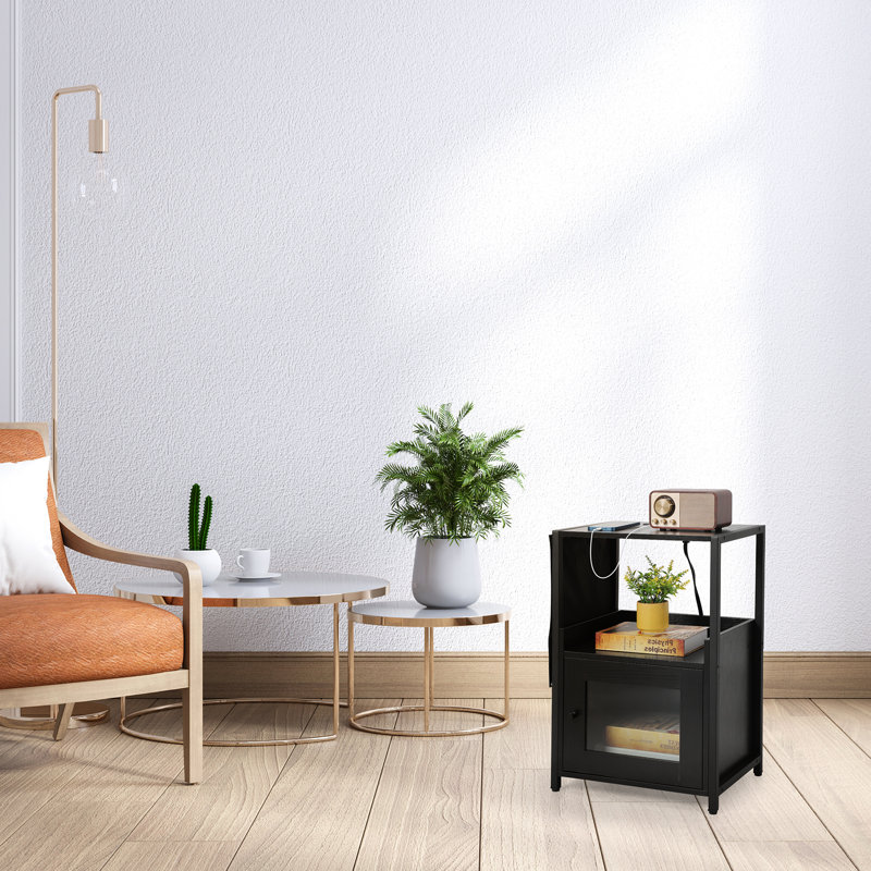 Table de chevet noire avec station de charge, table de chevet moderne avec armoire de porte, poche latérale et tablettes de rangement ouvertes pour la chambre à coucher, le salon