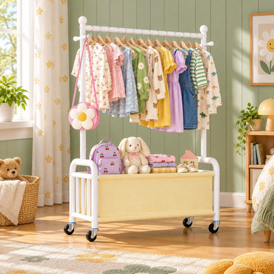 Organisateur de vêtements blanc pour tout-petits et vêtements pour bébé avec rail suspendu, tablette inférieure en tissu et crochets latéraux pour le rangement de la garde-robe des petites filles