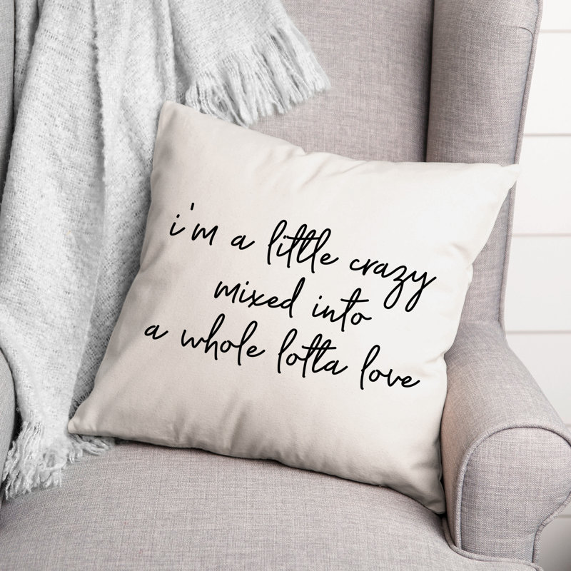 Collection de typographie noir et blanc mélangée à un coussin décoratif Whole Lotta Love