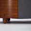 Lit pour chien surélevé de style scandinave avec pattes en bois massif et dossier en bois courbé noyer, velours-123027824-123027829