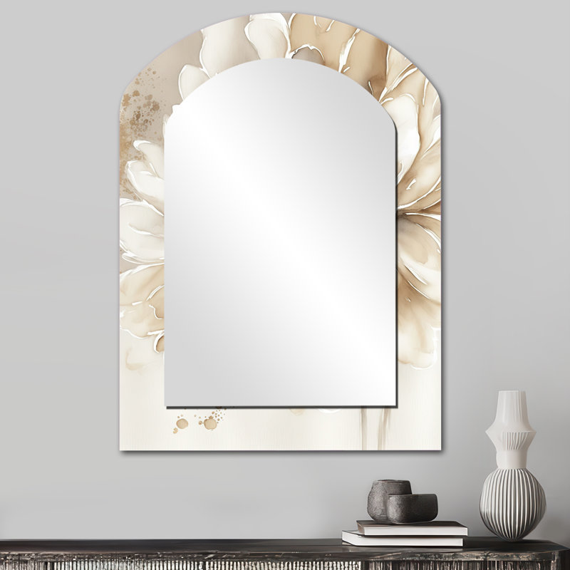 Miroir décoratif simple en forme de fleur sur fond beige IV, 34 po x 25 po