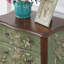 Commode peinte dans le salon.
