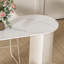 Une table de bar de style crème légère et luxueuse-410321384-410321387-410321389