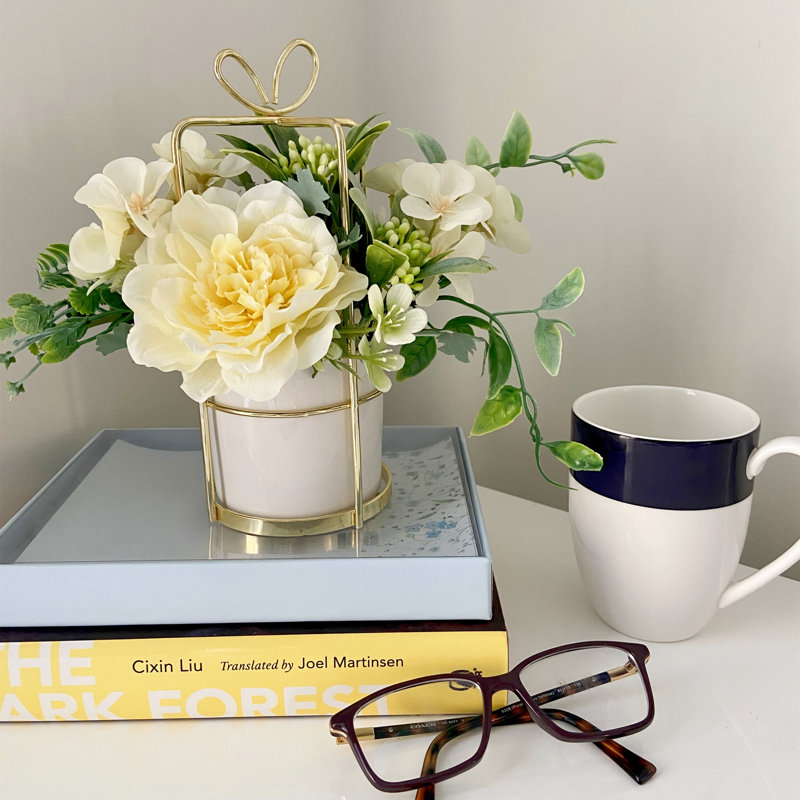 Arrangement de fleurs artificielles jaunes