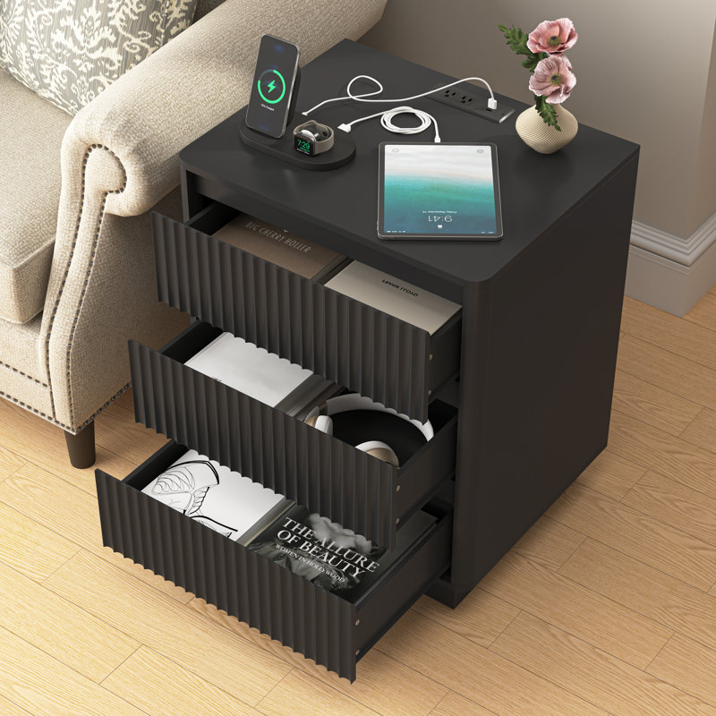 Table de chevet moderne Junia avec station de charge USB-C rapide et 3 tiroirs, Noir