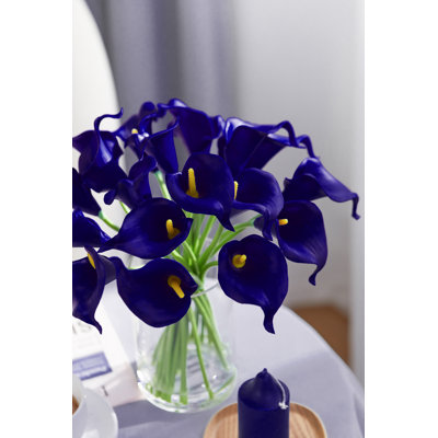 Orozco Lilies Centerpiece in Glass Vase