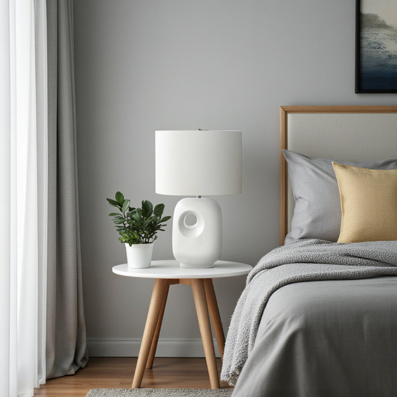 Lampe de table standard en céramique blanche et abat-jour en lin Tasha, H 25,55 po x l 15,86 po x P 10,71 po