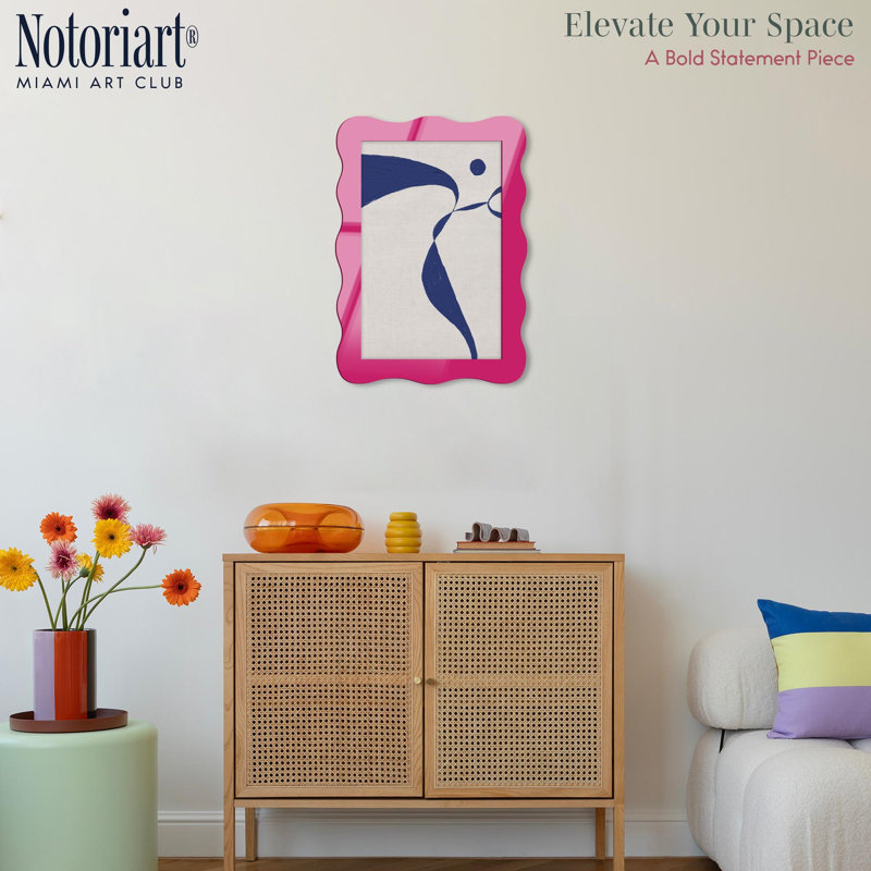 Cadre mural Moon Chassing Acrylique par NOTORIART, H 27,5 po x l 19,5 po, Courbée, Magenta